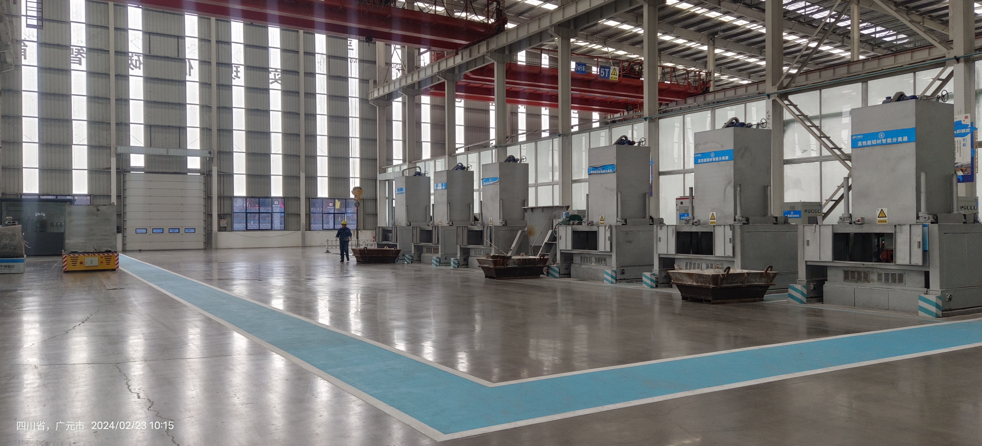 Moderne HUABO Werkhalle mit Segregationslinie und sauberer Produktionsfläche