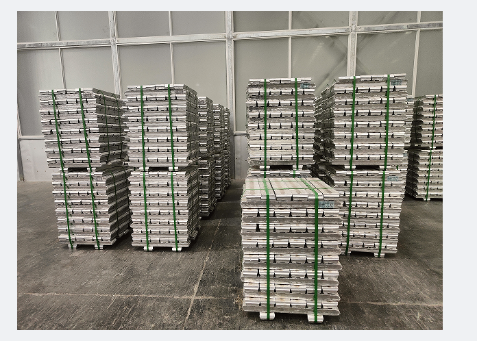 Palettierte HUABO Aluminiumbarren im Lagerbereich